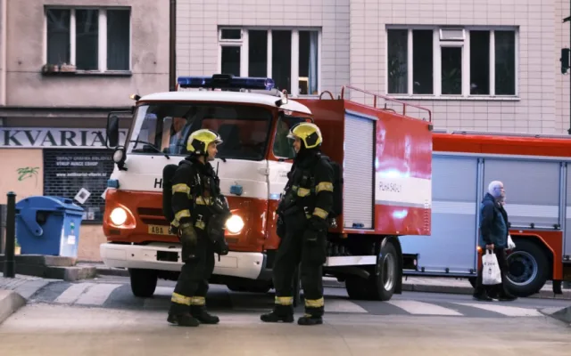 VIDEO: Hasiči zasahovali u požáru v Národním divadle. Hořelo kvůli technické závadě