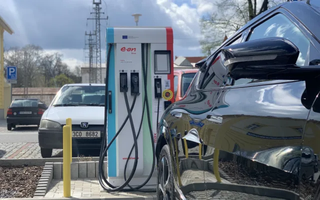 E.ON má ve Strakonicích první dobíječku elektromobilů, kde je možné platit kartou