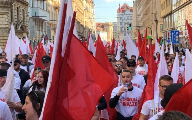 VIDEO: Tisíce fanoušků Slavie prošli Prahou na dnešní derby se Spartou