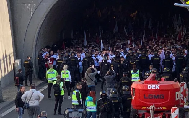 VIDEO: Tisíce fanoušků Slavie prošli Prahou na dnešní derby se Spartou
