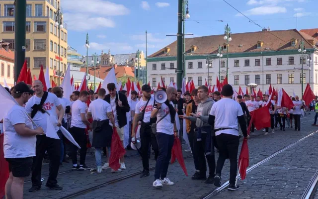 VIDEO: Tisíce fanoušků Slavie prošli Prahou na dnešní derby se Spartou
