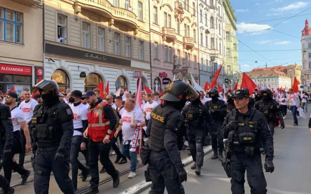 VIDEO: Tisíce fanoušků Slavie prošli Prahou na dnešní derby se Spartou