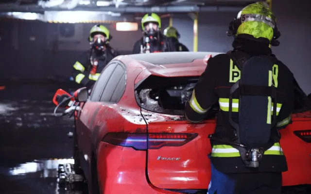 V garážích hořelo elektroauto. Policie kvůli úniku zplodin uzavřela ulici
