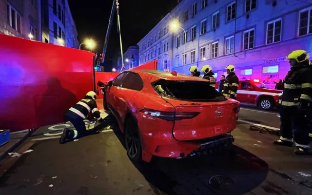 V garážích hořelo elektroauto. Policie kvůli úniku zplodin uzavřela ulici
