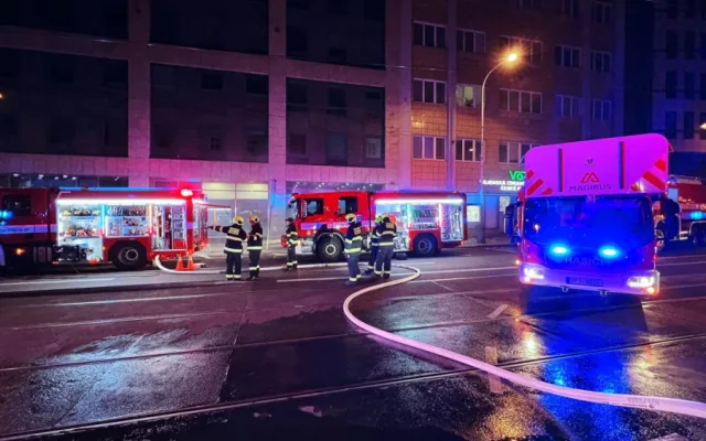 V garážích hořelo elektroauto. Policie kvůli úniku zplodin uzavřela ulici