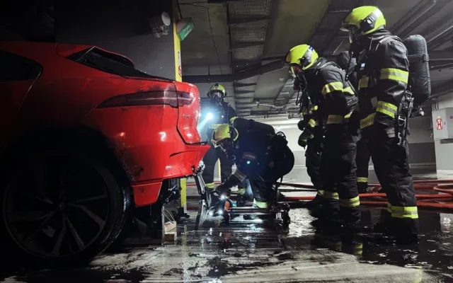 V garážích hořelo elektroauto. Policie kvůli úniku zplodin uzavřela ulici