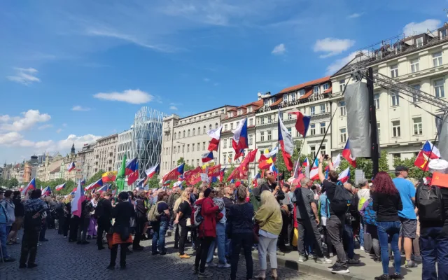 V Praze probíhá demonstrace proti vládě. Sešli se příznivci Vrabela i komunisté