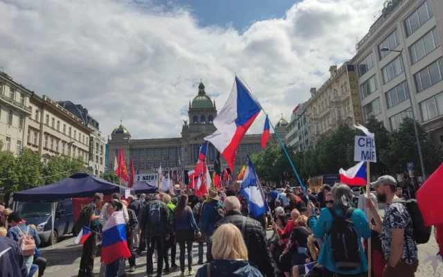 V Praze probíhá demonstrace proti vládě. Sešli se příznivci Vrabela i komunisté