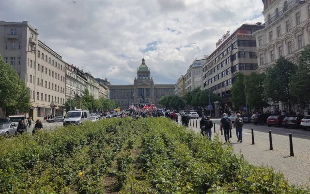 V Praze probíhá demonstrace proti vládě. Sešli se příznivci Vrabela i komunisté