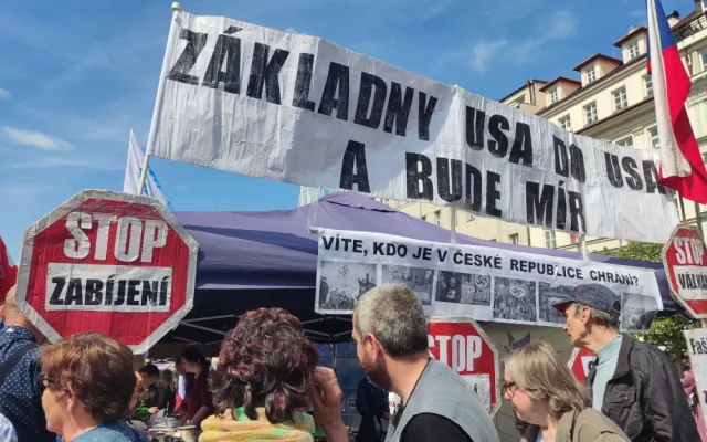 V Praze probíhá demonstrace proti vládě. Sešli se příznivci Vrabela i komunisté