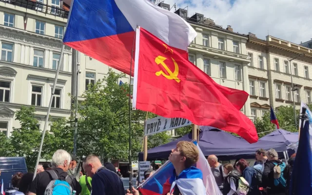 V Praze probíhá demonstrace proti vládě. Sešli se příznivci Vrabela i komunisté