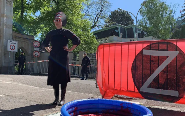 VIDEO: Ruská fašistka se koupe v krvi před ambasádou, připomíná ruský Den vítězství