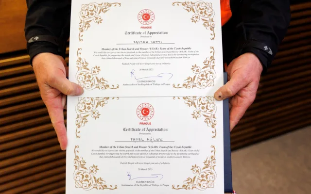 Pražské hasiče a psovody ocenili za pomoc po zemětřesení v Turecku