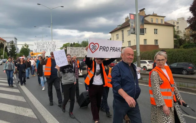 Aktivisté opět vyrazili na pochod mezi auty. Báli se, že bude bez doprovodu policie