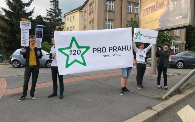 Aktivisté opět vyrazili na pochod mezi auty. Báli se, že bude bez doprovodu policie