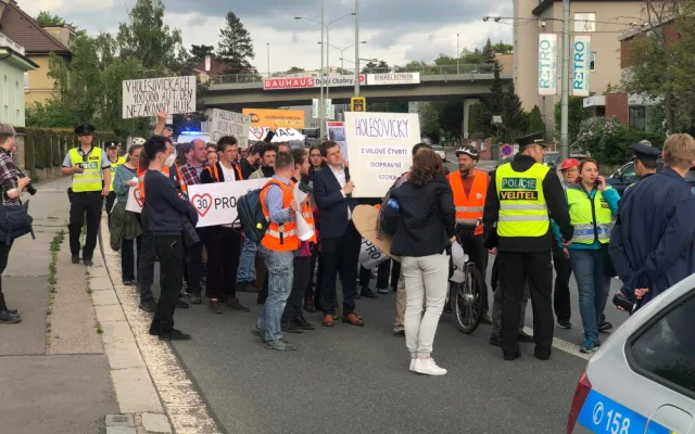 Aktivisté opět vyrazili na pochod mezi auty. Báli se, že bude bez doprovodu policie