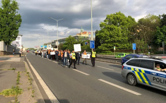 Aktivisté opět vyrazili na pochod mezi auty. Báli se, že bude bez doprovodu policie