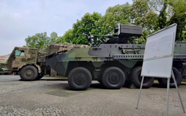 Pražský Žižkov obsadila těžká vojenská technika. Začal den armády