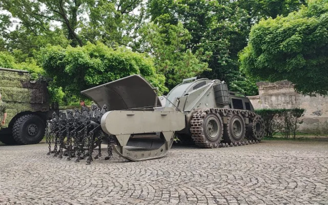 Pražský Žižkov obsadila těžká vojenská technika. Začal den armády