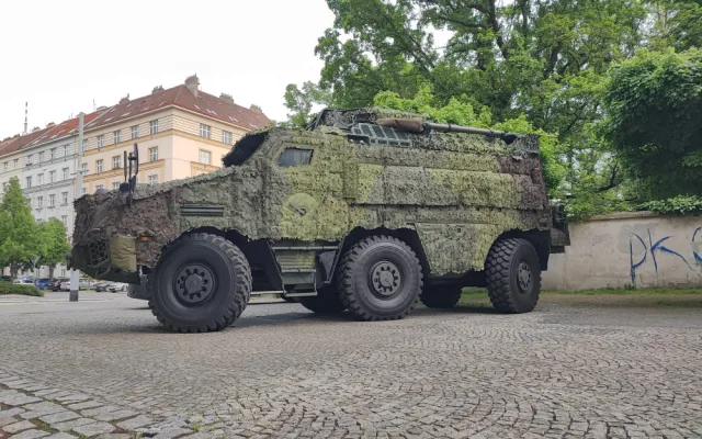 Pražský Žižkov obsadila těžká vojenská technika. Začal den armády