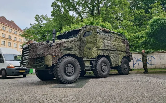 Pražský Žižkov obsadila těžká vojenská technika. Začal den armády