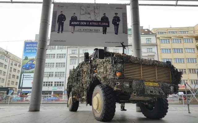 Pražský Žižkov obsadila těžká vojenská technika. Začal den armády