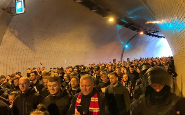 VIDEO: Fanoušci Slavie prošli v poklidném pochodu Prahou pod dohledem policie