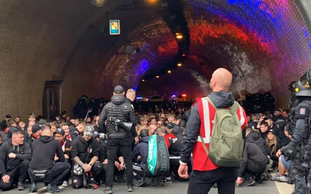 VIDEO: Fanoušci Slavie prošli v poklidném pochodu Prahou pod dohledem policie