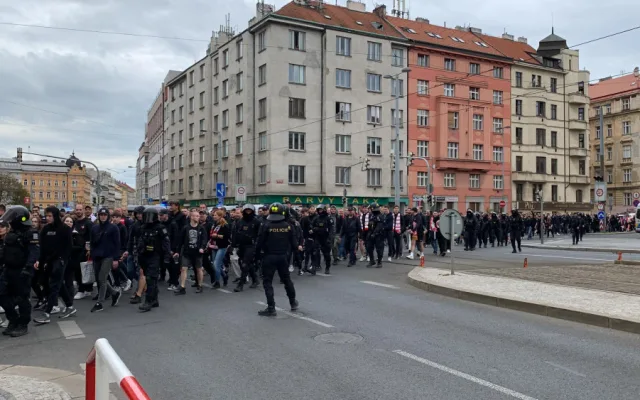 VIDEO: Fanoušci Slavie prošli v poklidném pochodu Prahou pod dohledem policie