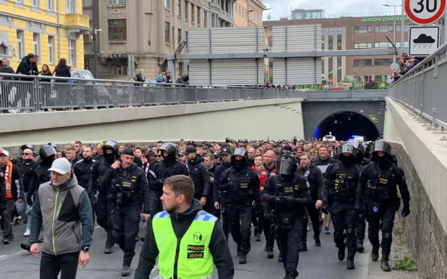 VIDEO: Fanoušci Slavie prošli v poklidném pochodu Prahou pod dohledem policie