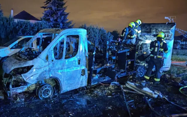 VIDEO: Na zahradě rodinného domu v Praze shořel obytňák za tři miliony