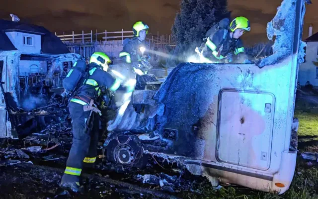 VIDEO: Na zahradě rodinného domu v Praze shořel obytňák za tři miliony