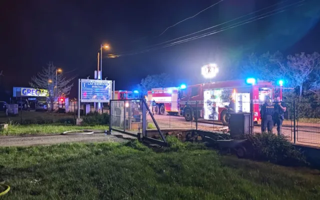 VIDEO: Na zahradě rodinného domu v Praze shořel obytňák za tři miliony