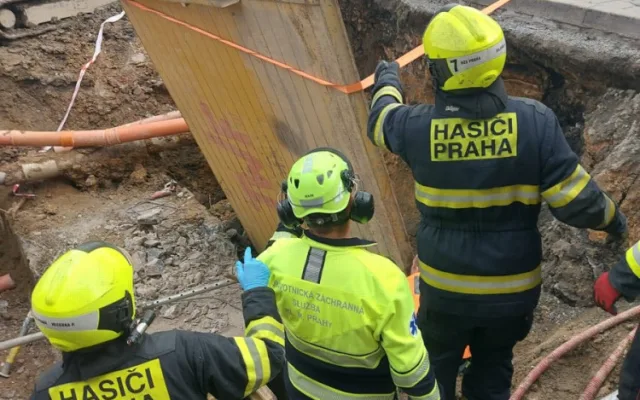 V Praze zemřel dělník, kterého zavalilo tunové pažení ve výkopu
