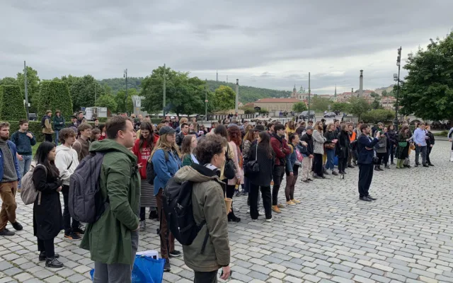Mladí se sešli v centru Prahy. Vláda na nás nemyslí, stěžují si