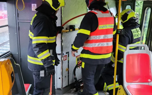 V Praze se srazily dvě tramvaje. Řidiče vyprošťují hasiči