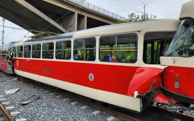 V Praze se srazily dvě tramvaje. Řidiče vyprošťují hasiči