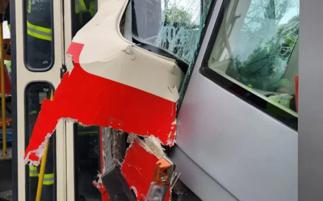 V Praze se srazily dvě tramvaje. Řidiče vyprošťují hasiči