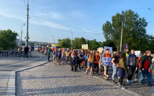 Třicítkáři dnes blokovali dopravu v Praze dvěma pochody
