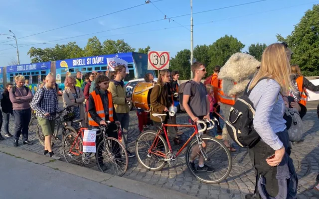 Třicítkáři dnes blokovali dopravu v Praze dvěma pochody