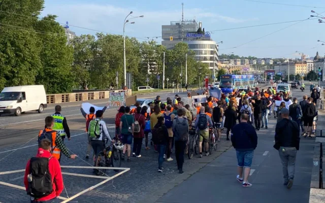 Třicítkáři dnes blokovali dopravu v Praze dvěma pochody
