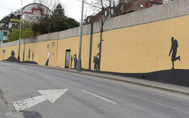 „Náckové jebnutý“. Radnice chce trest pro vandala, který ničí mural na počest Anthropoidu
