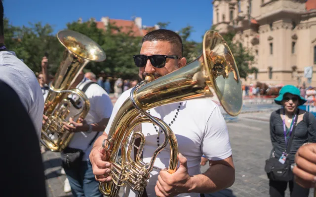VIDEO: Pestrobarevný průvod festivalu Khamoro zaujal v Praze stovky kolemjdoucích