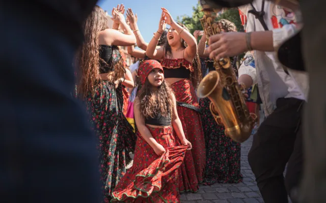 VIDEO: Pestrobarevný průvod festivalu Khamoro zaujal v Praze stovky kolemjdoucích
