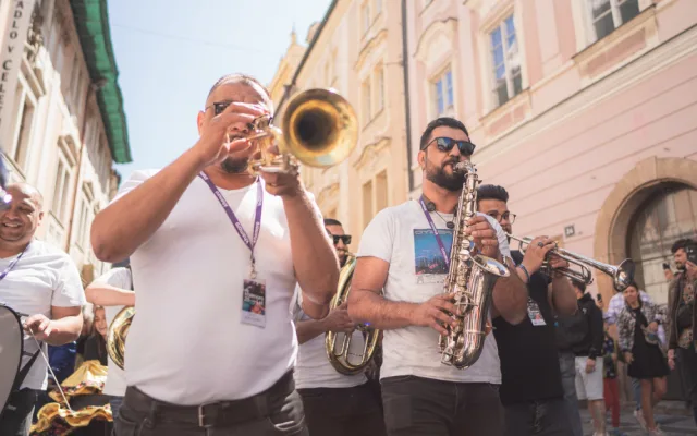 VIDEO: Pestrobarevný průvod festivalu Khamoro zaujal v Praze stovky kolemjdoucích