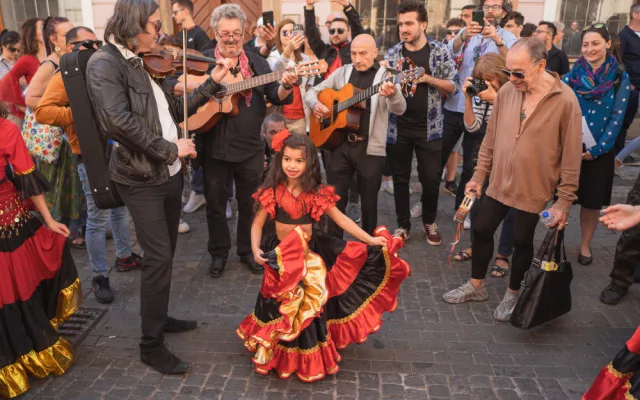 VIDEO: Pestrobarevný průvod festivalu Khamoro zaujal v Praze stovky kolemjdoucích