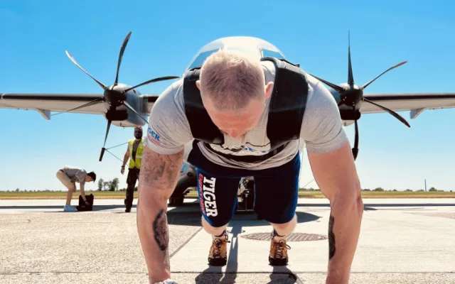 Na letišti v Kbelích strongman Tkadlčík utáhl na laně armádní letoun CASA C-295