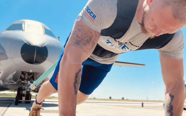 Na letišti v Kbelích strongman Tkadlčík utáhl na laně armádní letoun CASA C-295