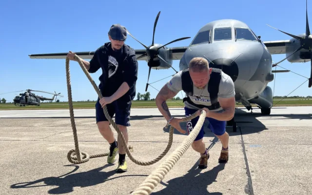 Na letišti v Kbelích strongman Tkadlčík utáhl na laně armádní letoun CASA C-295