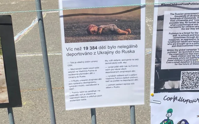 Před Ruskou ambasádou protestovali lidé proti deportaci ukrajinských dětí do Ruska